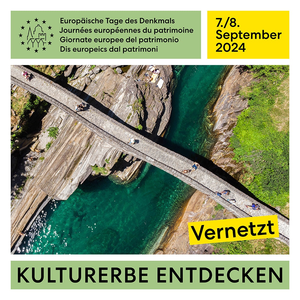 Logo der diesjährigen europäischen tage des Denkmals, das eine steinerne Brücke mit flanierenden Menschen über einen blaugrünen Fluss zeigt.  