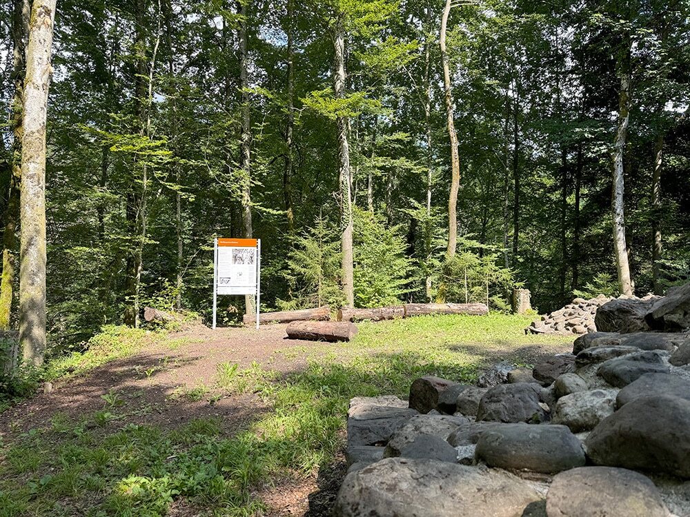 Sicht auf die Tafel im Gelände der Ruine Heitnau in Braunau 